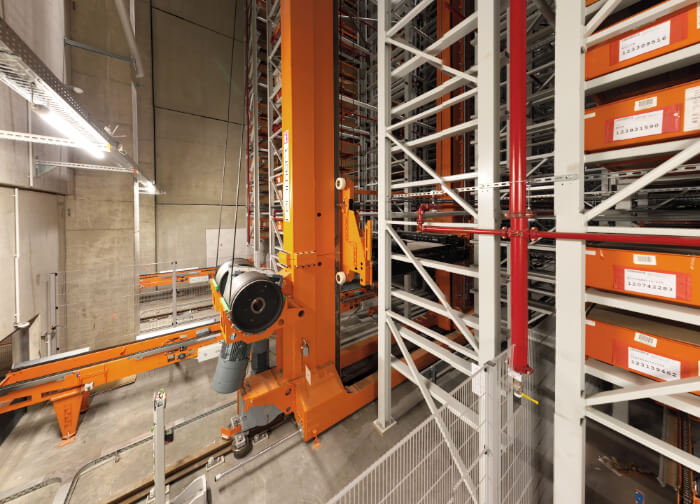 Remmert high-bay warehouse with stacker crane to carry two storage cassettes